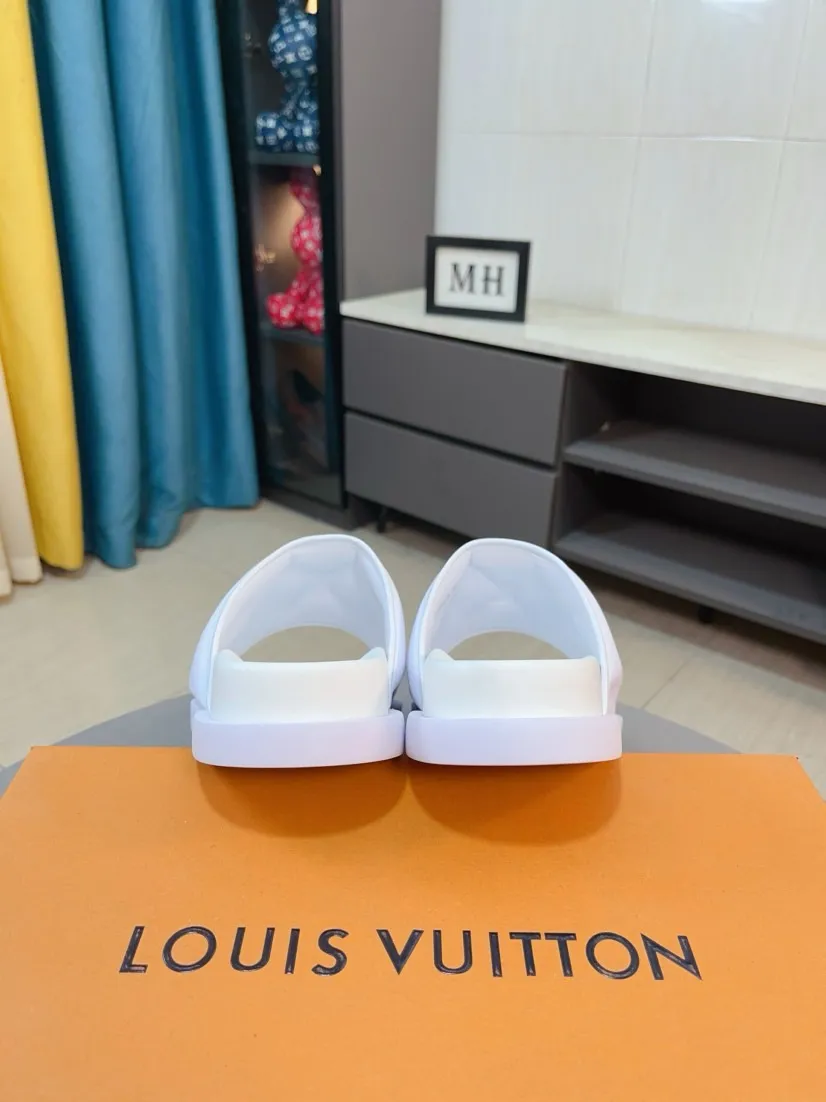 Men's shoes 💰360🌹🌹 (lv-Louis Vuitton) new men's sandals, high-end boutique, exquisite embossed logo decoration on the upper, fine workmanship, super soft soles, casual, loose and comfortable, a must-have in summer! \nsize：38-44